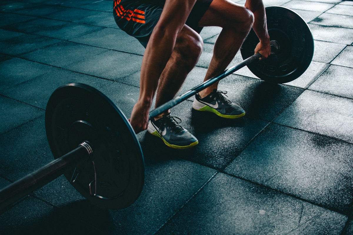 Primo piano delle gambe di una donna in palestra durante l'allenamento con i pesi