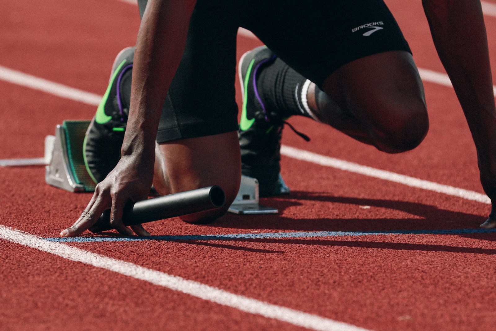Runner su strada al tramonto, allenamento outdoor